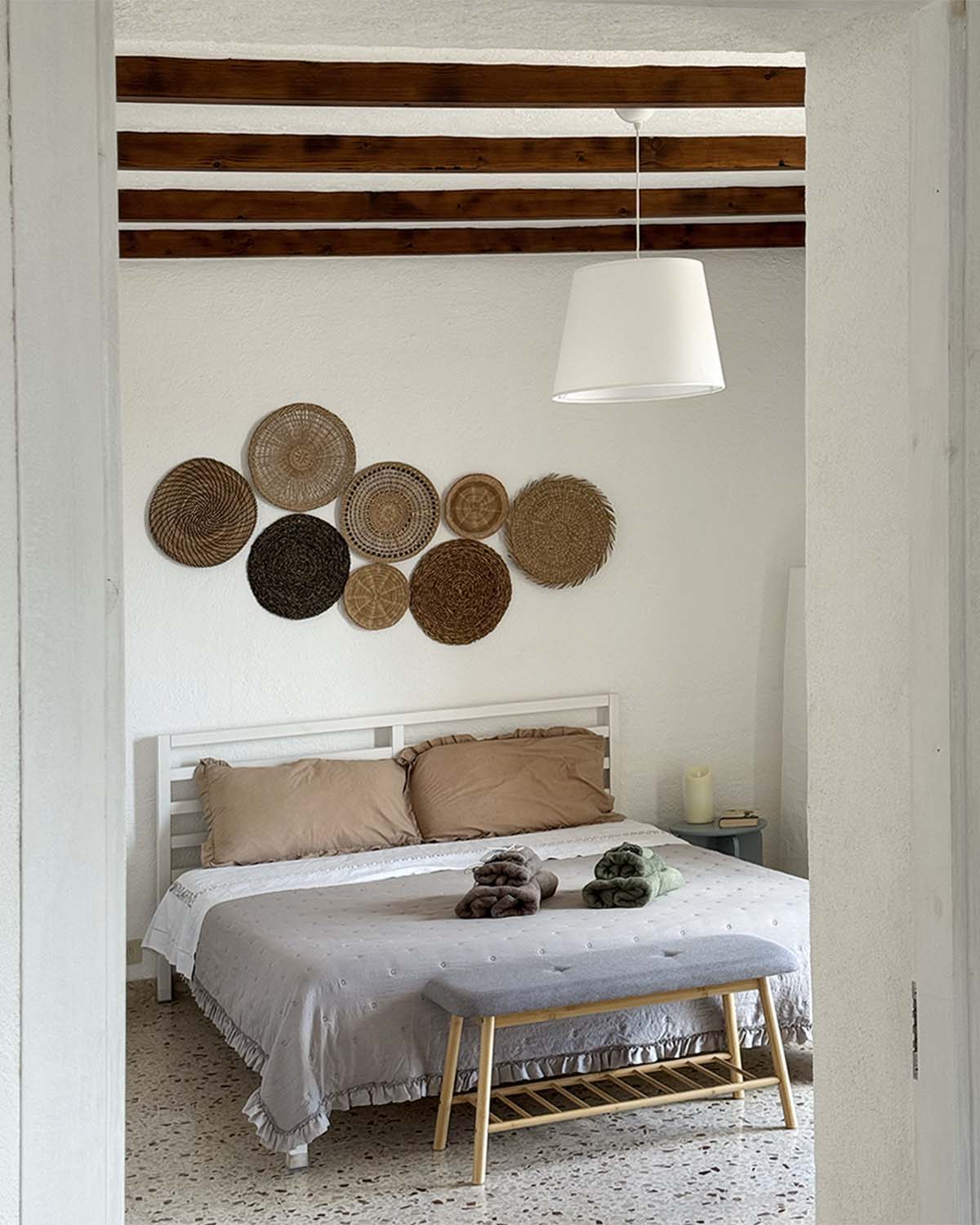 Camera matrimoniale tripla di Mae a Favignana vista dall’ingresso, con letto matrimoniale, panca ai piedi del letto e atmosfera luminosa.